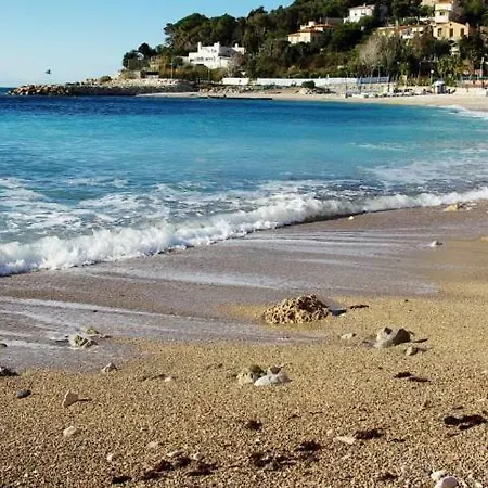 Pied Dans L'eau. Tres Charmant Cap-d'Ail